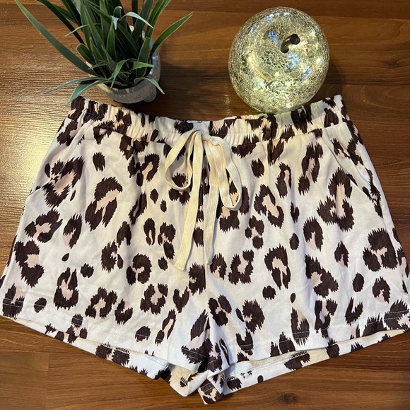 Two Piece  Leopard Lounge Set & oversized top and matching shorts.💗 - Picture 3 of 11